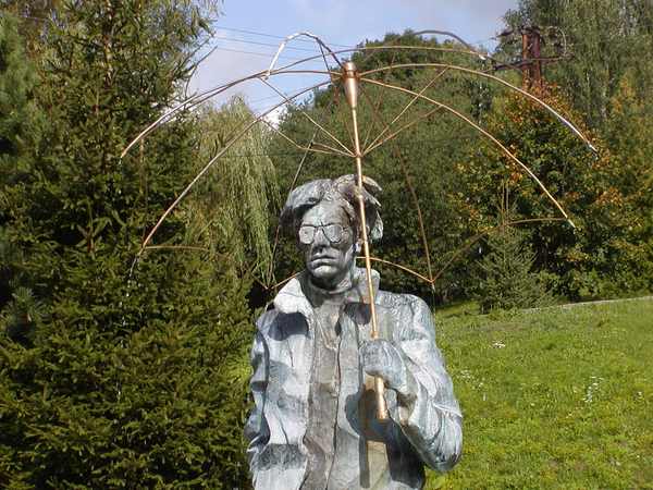 Pomnik A. Warhola przed muzeum w Medzilaborcach. Fot. M. Wróblewska