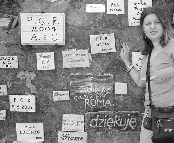 Maria Pałasińska, instalacja ekoreliefów na Largo Preneste w Rzymie ''dziękuję za Rzym'' i ''Dziękuję'', 2010
