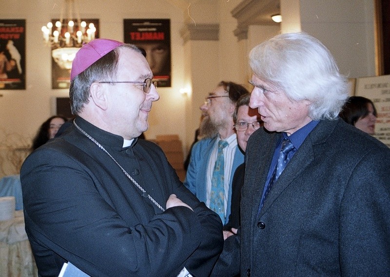 Michał Jagiełło w rozmowie z arcybiskupem Józefem Życińskim (2005). Fot J. Jędrzejek