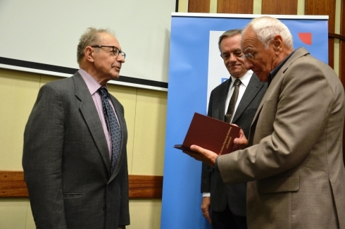 Tadeusz Chabrowski odbiera medal Wschodniej Fundacji Kultury z rąk profesora Jerzego Święcha i ambasadora Andrzeja Jaroszyńskiego 20 września 2016-r. Fot. J. Bojarski