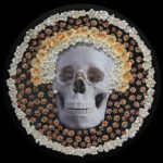 Portrety trumienne, fotografia barwna, sztuczne kwiaty, biżuteria, robaki, przedmioty gotowe, ø 45 cm (każdy; fragment), 2013-2018